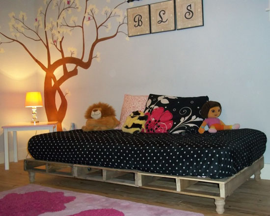 habitación para niños con palets