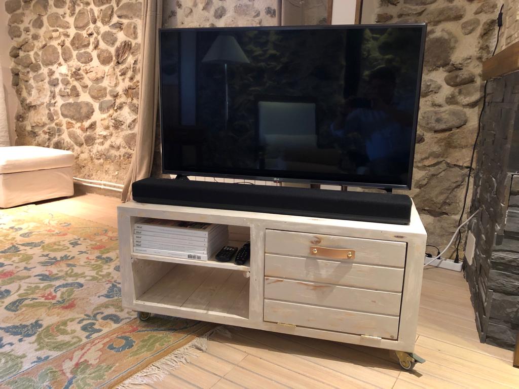 mueble de televisión con palets