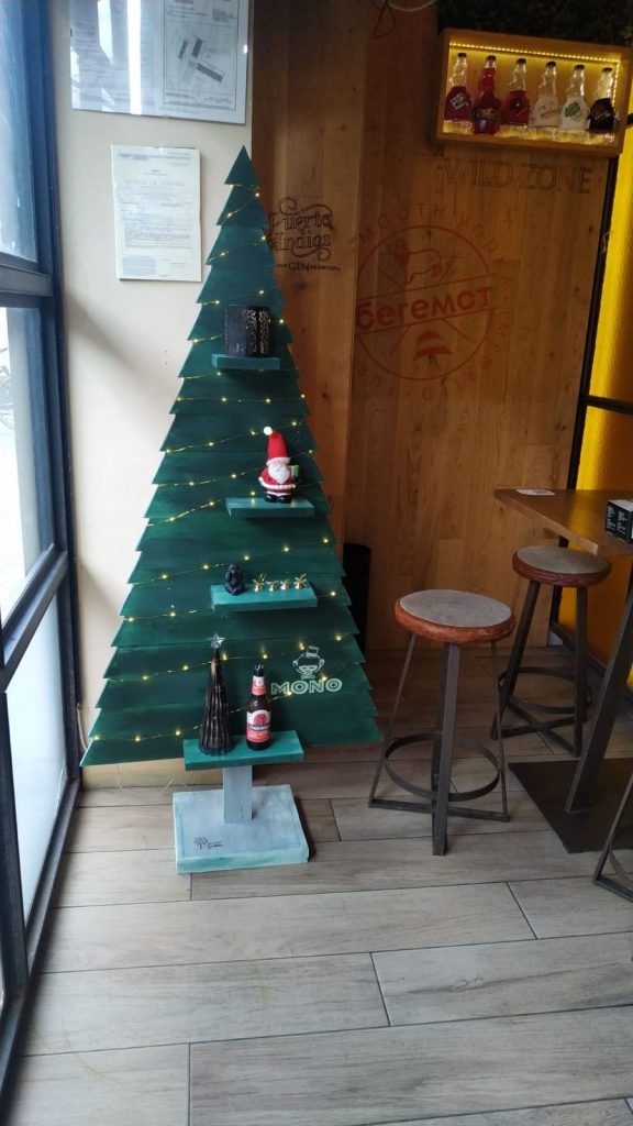 decorar un árbol de Navidad hecho con palets