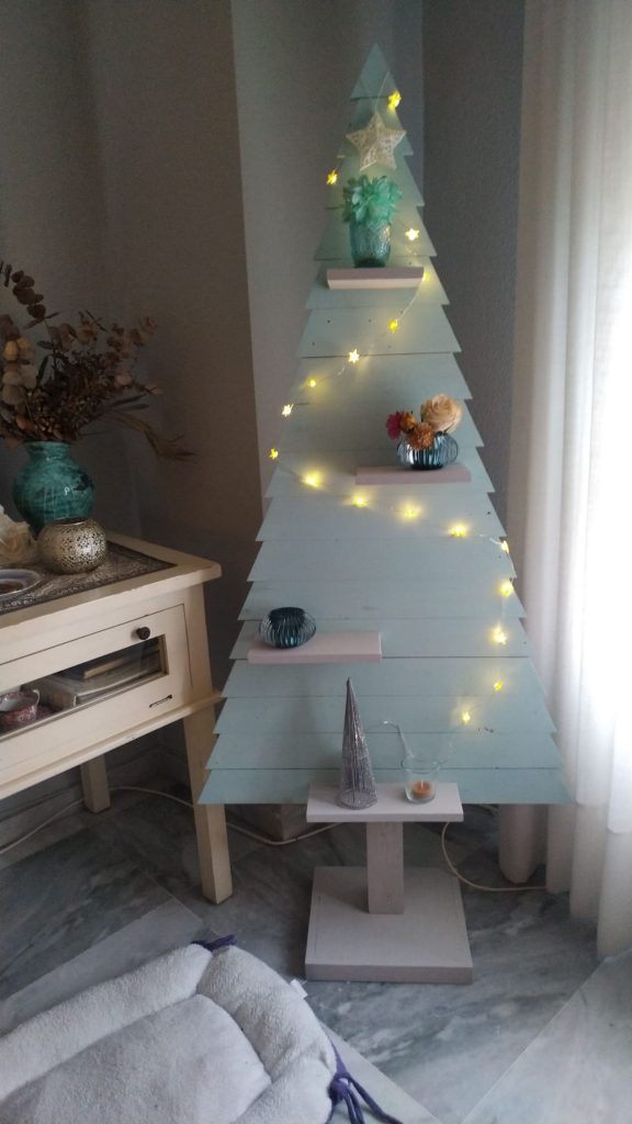 decorar un árbol de navidad hecho con palets
