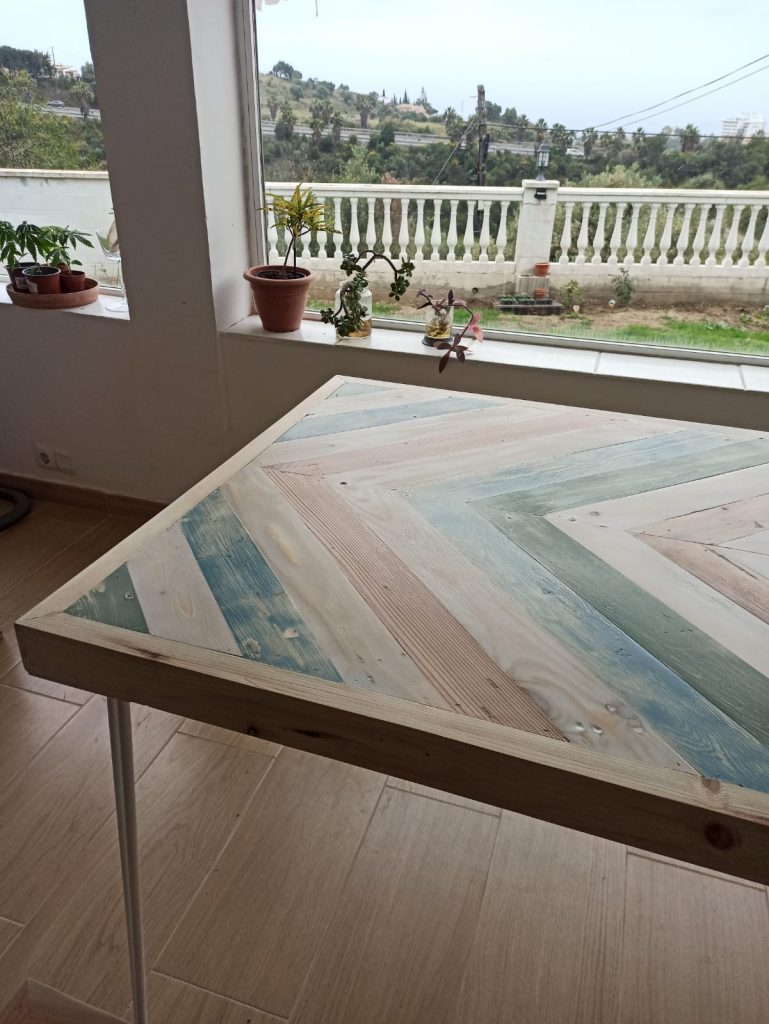 mesa con palets de colores