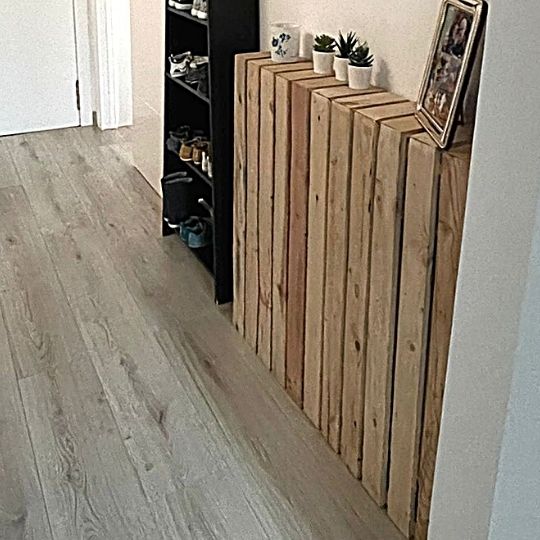 cubrerradiador de madera de palet